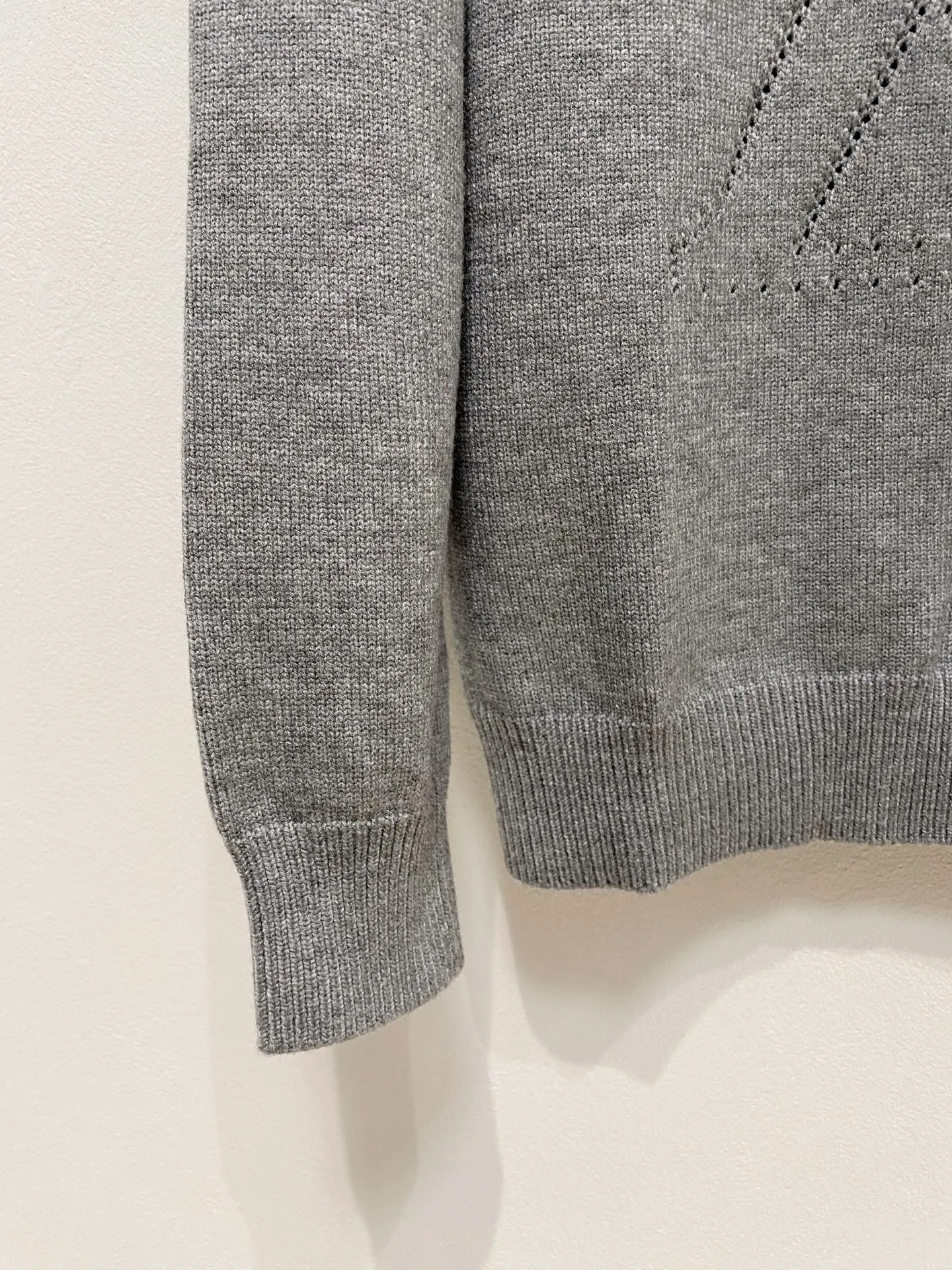 🅿️440 LV crew neck sweater, made of wool blended yarn, has good warmth retention, fluffy and soft, doubles skin care, giving you a lightweight wearing experience. High-quality natural fibers ensure high-quality life. The whole piece adopts solid color single-sided craftsmanship, leaving loose space when fit, solid color plain weave, neat texture, solid color design, durable and high-end. The workmanship is meticulous, fashionable and versatile. The reverse shoulder design is simple and comfortable. At the same time, it uses counter stitching to highlight the quality in the details, making the temperament more low-key, restrained, calm and stylish, and better showing the clean and tidy side of successful men. The collar, cuffs, and hem are made of dense rib weaving, which is tight and elastic, not easy to deform, and highlights the details and texture. Whether worn alone or layered, it can not only give you a warm feeling, but also give you a sophisticated sense of fashion.      Size: M-XXXL